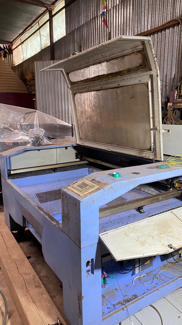 CO2 laser cutting machine